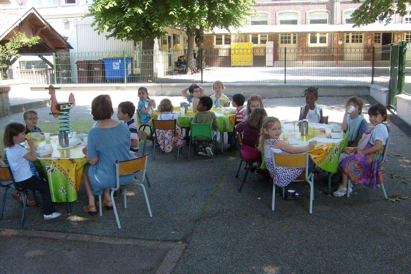 Les maternelles déjeunent en extérieur...